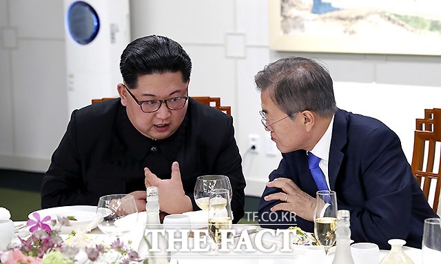 청와대는 17일 국가안전보장회의(NSC) 상임위원회를 열고 남북고위급회담의 조속한 개최를 위해 북측과 계속 협의해 나가기로 했다. 사진은 지난달 27일 문재인(오른쪽) 대통령과 김정은 국무위원장이 평화의 집에서 열린 남북정상회담 만찬에서 대화를 나누는 모습./한국공동사진기자단