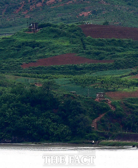 위아래로 조밀하게 배치되어 있는 북한군 초소
