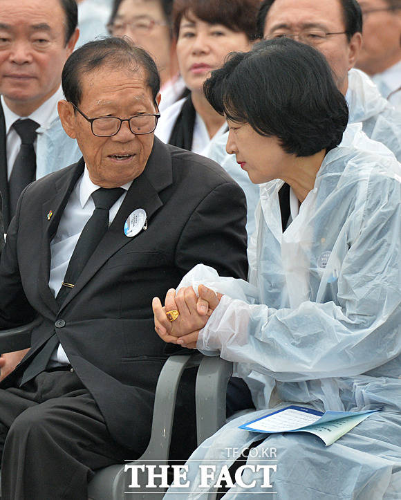 추미애 더불어민주당 대표가 이귀복 씨의 손을 잡아 주고 있다.