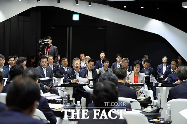 문재인 대통령이 17일 서울 마곡 R&D 단지에서 열린 혁신성장 점검회의에서 모두발언하고 있다./ 청와대 제공