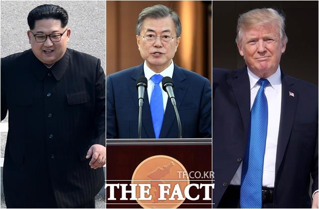 문재인(가운데) 대통령은 오는 6월 12일 싱가포르에서 열릴 도널드 트럼프(오른쪽) 미국 대통령과 김정은 북한 국무위원장 간 북미정상회담을 앞두고 적극적인 중재 역할에 나설 전망이다./더팩트DB