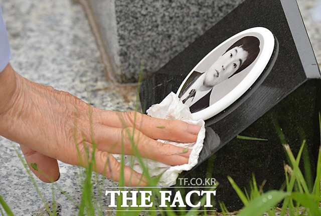 제38주년 5.18민주화운동 기념식이 18일 광주시 국립 5.18민주묘지에서 열린 가운데 묘지를 찾은 유족이 고인을 애도하고 있다. /문병희 기자