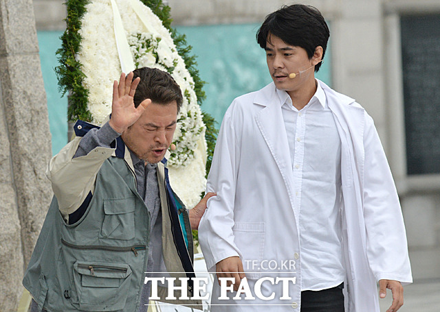 뮤지컬 배우 남경읍(왼쪽)이 고 이창현 씨의 부친 이귀복 씨가 실종된 아들을 찾아 헤매는 일화를 연기하고 있다.