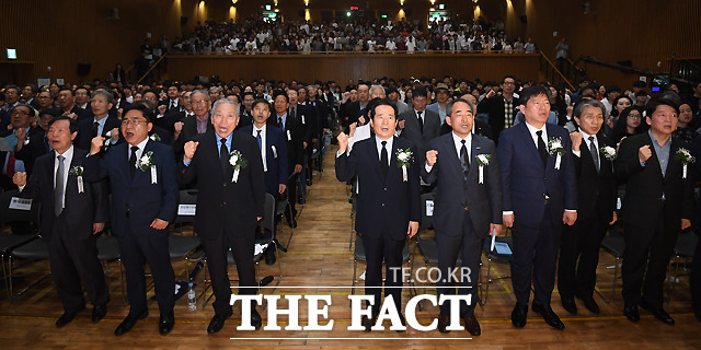 5.18 민중항쟁 제 38주년 기념 서울행사, 행사 막바지 임을 위한 행진곡을 제창하는 참가자들