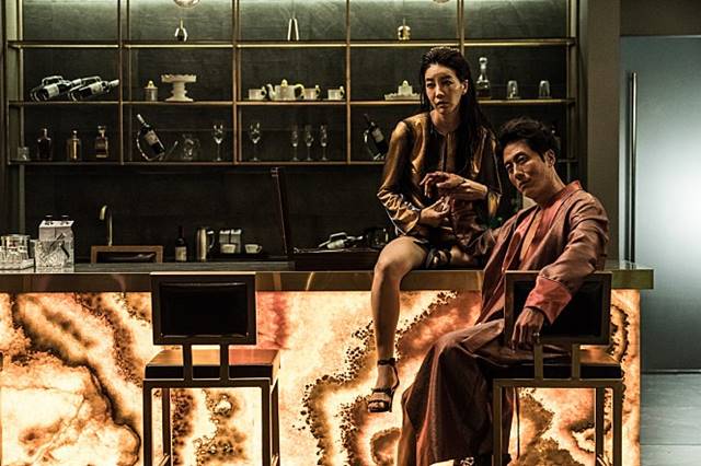 고(故) 김주혁(오른쪽)은 영화 독전에서 아시아 마약 시장의 거물 진하림 역을 맡아 역대급 악역 연기를 했다/용필름·NEW