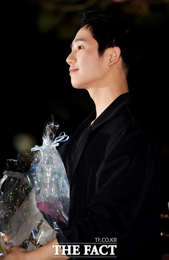 옆은 더 잘생김