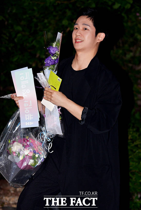 포즈를 취해야 하는데...