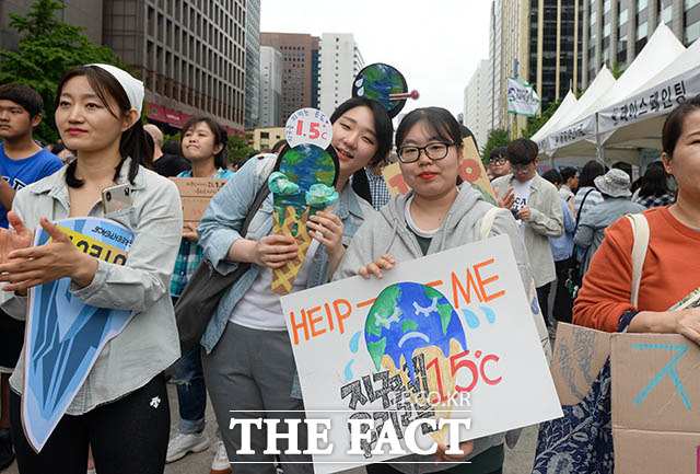 그린피스와 환경운동연합, 세계자연기금이 주최하는 2018 기후행진 - 지구를 지키는 온도, 우리를 지키는 온도 1.5°C가 20일 오후 서울 중구 태평로 청계광장에서 열린 가운데 참가자들이 피켓을 들고 있다. /김세정 인턴기자