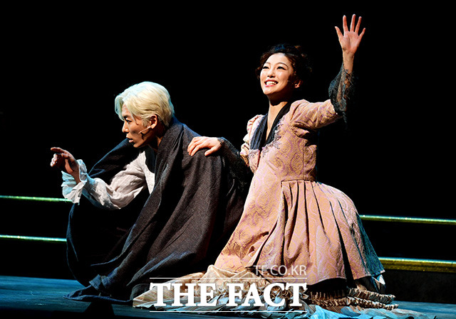 김재욱(왼쪽)과 이엘은 연극 아마데우스에 함께 출연하는 등 친한 관계였다./더팩트DB
