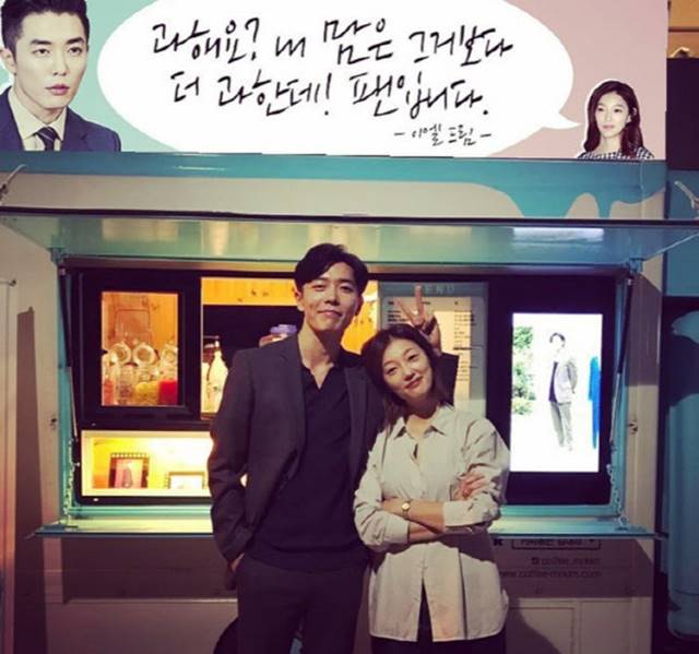 배우 김재욱(왼쪽) 이엘. 이엘은 김재욱의 사진을 올린 것에 대해 장난이었다고 해명했다. 열애설과 관련해서는 아니다라고 했다./김재욱 SNS