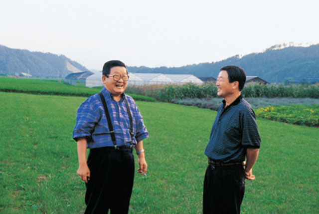 지난 1999년 8월 구본무 회장(오른쪽)이 부친 구자경 명예회장과 담소하고 있다. /LG 제공