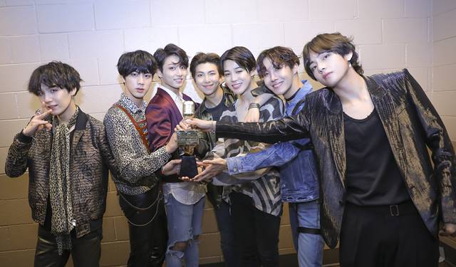 빌보드서 2년 연속 수상한 그룹 방탄소년단. 방탄소년단은 한국시간 21일 미국 라스베이거스 MGM 그랜드 가든 아레나에서 열린 2018 빌보드 뮤직 어워드에서 톱 소셜 아티스트 상을 받았다. /빅히트엔터테인먼트 제공