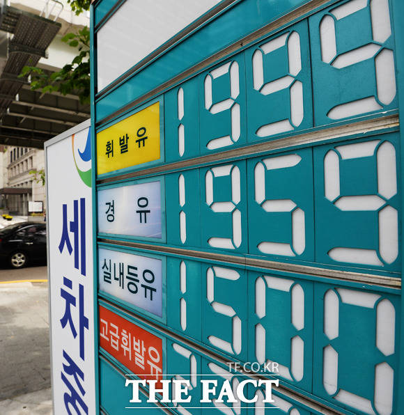 국제유가 상승의 여파로 국내 기름값이 치솟고 있는 가운데 21일 오후 서울 용산구의 한 주유소 입구에 리터당 휘발유 가격이 표시돼 있다. /이선화 기자