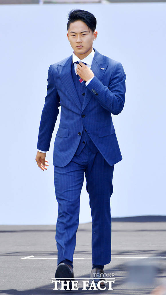 신태용 감독이 이끄는 한국 축구대표팀의 출정식이 21일 오후 서울시청 광장에서 열린 가운데 이승우 선수가 런웨이를 걷고 있다. /이덕인 기자