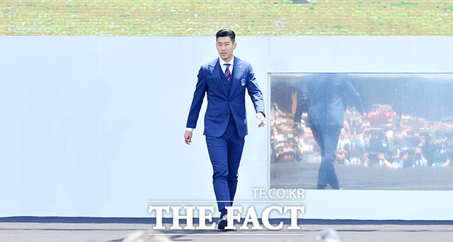 신태용 감독이 이끄는 한국 축구대표팀의 출정식이 21일 오후 서울시청 광장에서 열린 가운데 손흥민 선수가 런웨이를 걷고 있다. /이덕인 기자