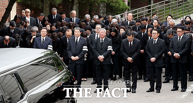 고 구본무 LG 회장의 영결식이 22일 서울대병원 장례식장에서 엄수된 가운데 유가족이 고인에게 인사를 하고 있다. /사진공동취재단
