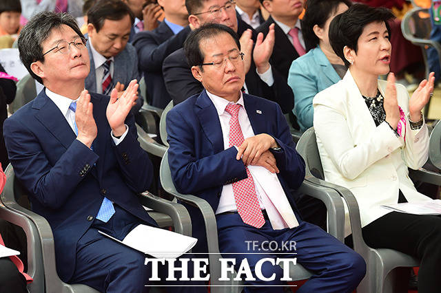 유승민 바른미래당 공동대표와 김영주 고용노동부 장관의 박수