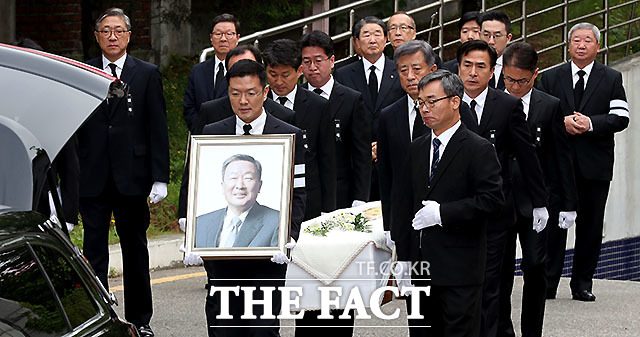 고 구본무 LG 회장의 영결식이 22일 오전 서울 종로구 연건동 서울대병원 장례식장에서 엄수된 가운데 구광모 LG전자 상무 등 유가족이 고인에게 인사를 하고 있다. 고인은 경기도 곤지암에 자신이 직접 조성한 화담숲에 수목장 방식으로 잠든다. /사진공동취재단