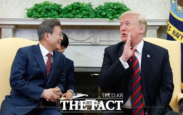 트럼프(오른쪽) 대통령이 문재인 대통령을 향해 농담을 건네고 있다./청와대 페이스북