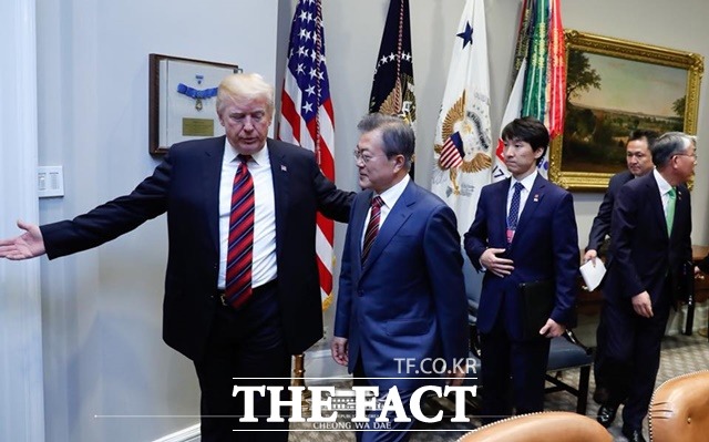 트럼프(왼쪽) 대통령이 문재인 대통령을 안내하고 있다./청와대 페이스북