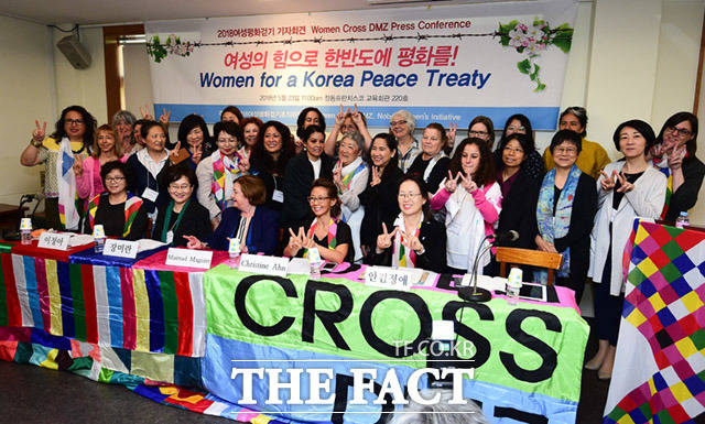 2018여성평화걷기 기자회견이 23일 오전 서울 중구 정동 프란치스코 회관에서 열린 가운데 참가자들이 기념사진을 찍고 있다. /임세준 기자