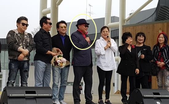 김흥국은 지난 1일 제52회 가수의 날을 기념해 경기 김포에 있는 김포아트빌리지 야외무대에서 동료가수들과 김포시민 나눔 행복콘서트를 가졌다. /가수협회 제공