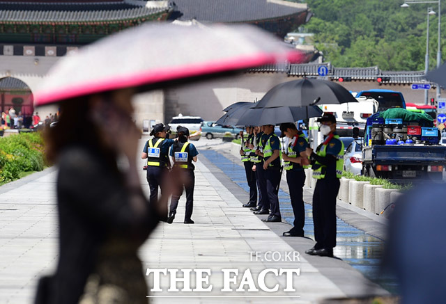 한낮 자외선 지수가 높음 수치를 보이고 있는 23일 오후 서울 종로구 세종로 광화문광장 일대의 경찰들이 자외선을 피하기 위해 우산을 쓴채 근무를 하고 있다. /임세준 기자