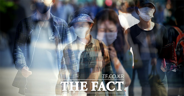 중국발 황사의 영향으로 대부분 권역에 미세먼지 농도가 높게 나타난 23일 오후 서울 서초구 일대에서 시민들이 마스크를 착용하고 거리를 걷고 있다. 사진은 3매 다중노출./이덕인 기자