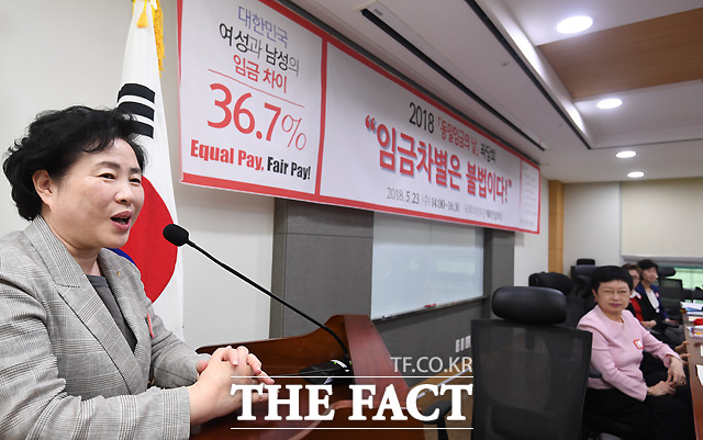 2018 동일임금의 날 기념 좌담회에서 격려사에 나선 신용현 바른미래당 의원은 한국이 OECD에서 성별에 따른 임금격차가 가장 크다는 불명예를 벗어나야 한다고 말했다. / 이새롬 기자