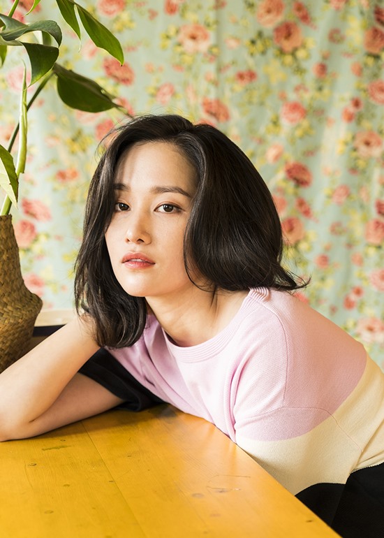 대중과 교감하고파. 배우 전종서는 더팩트와 인터뷰에서 배우는 대중이 없다면 있을 수 없는 직업이라며 대중과 교감이 많이 이뤄졌으면 좋겠다고 바람을 드러냈다. /CGV아트하우스 제공
