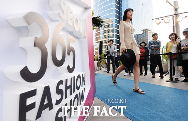24일 오후 서울 중구 서울로 7017에서 열린 서울 365-서울로 패션쇼 Ⅱ에서 모델이 런웨이를 걷고 있다. /이선화 기자