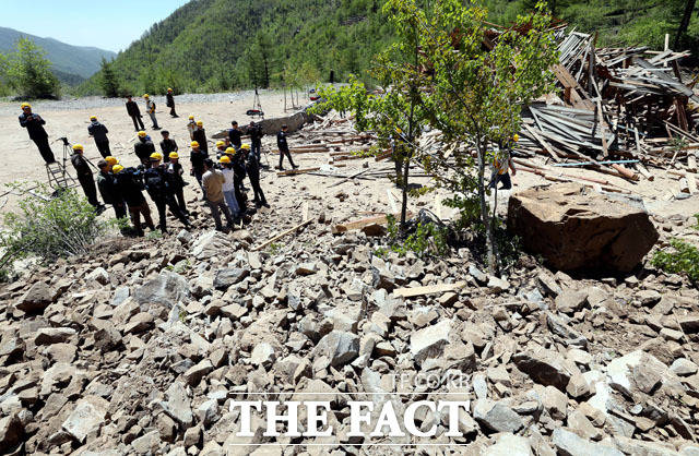 2번 갱도와 관측소 건물이 폭파되면서 돌무더기와 건물 잔해물이 무너져 있다.