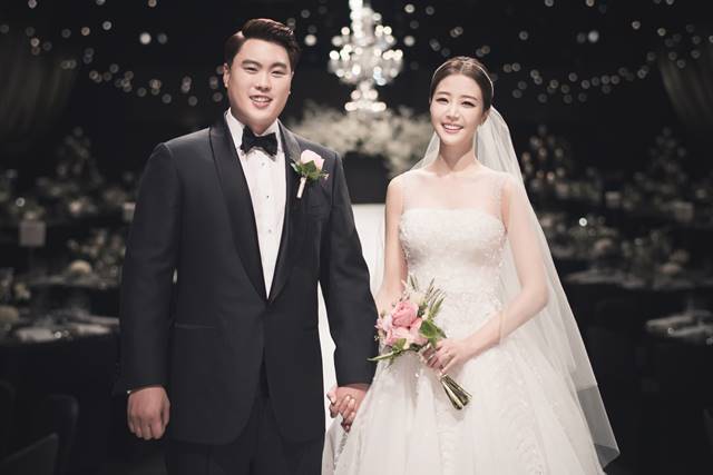 류현진(왼쪽)과 배지현은 지난 1월 2년의 열애 끝에 결혼했다./코엔스타즈 제공