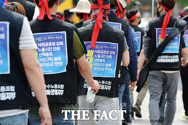 한국마사회 렛츠런파크 부산경남의 말 관리사 노조는 25일 오후 서울 종로구 광화문에서 시작해 청와대까지 행군 시위를 진행했다. 26일에는 한국마사회 본사 앞에서 시위를 벌일 예정이다. /이선화 기자