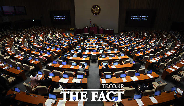 국회는 지난 21일 본회의에서 홍문종·염동열 자유한국당 의원에 대한 체포동의안을 부결했다. 두 의원에 대한 체포동의안이 부결되자 국민은 민주당을 향해 비난을 쏟아냈다. 사진은 지난 21일 국회 본회의 당시. /이새롬 기자