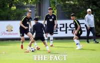 [TF포토] 김신욱-이승우, '최장신과 최단신의 볼 다툼'