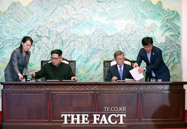 북한은 완전한 비핵화 의지를 천명했지만 방법론에선 미국과 이견을 보인다. 사진은 김정은(왼쪽) 위원장과 문재인 대통령이 지난 4월 27일 판문점 평화의집에서 남북정상회담을 가진 뒤 판문점 선언에 서명하는 모습./더팩트DB