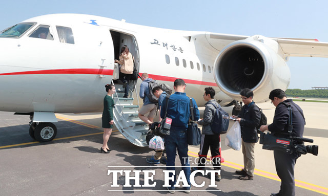 국제취재단이 베이징행 고려항공 특별기에 오르고 있다.