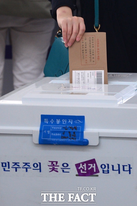중앙선거관리위원회는 26일 6·13 지방선거에 최종 9362명의 출마자가 후보로 등록했다고 밝혔다. 사진은 한 유권자가 지난해 5월 4일 서울 용산구 서울역에 마련된 19대 대선 사전투표소에서 투표용지를 투표함에 넣는 모습. /남윤호 기자