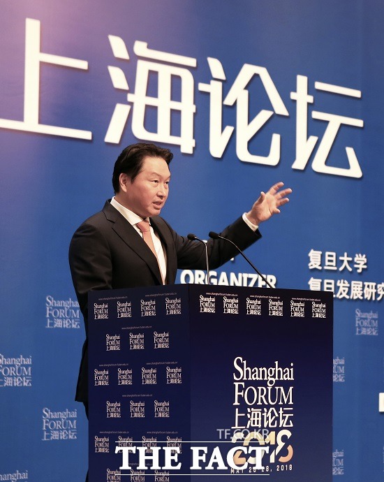 최태원 SK그룹 회장이 26일 중국 상하이 국제컨벤션센터에서 열린 2018 상하이 포럼에서 기업의 사회적 가치 경영에 대해 역설했다. /제공=SK그룹