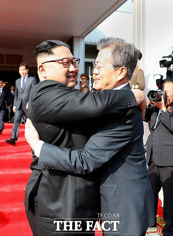 문재인 대통령(오른쪽)과 김정은 북 국무위원장이 26일 오후 판문점 북측 통일각에서 정상회담을 하고 포옹을 하고 있다. /청와대 제공