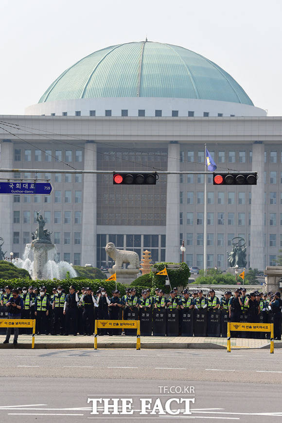 국회 앞은 많은 경찰병력들이 배치되어 있다.