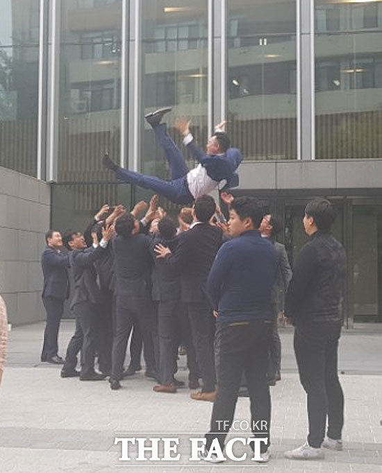 27일 오후 서울 동작구 흑석9구역 재개발 시공사로 롯데건설이 선정됐다. 롯데건설 관계자들이 GS건설을 꺾고 흑석9구역 수주전 승리가 확정된 뒤 기쁨을 나누고 있다. /흑석동=장병문 기자