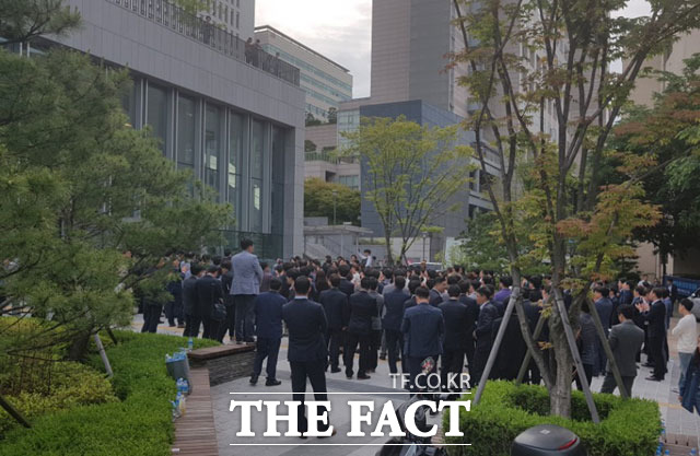 롯데건설 관계자들이 총회를 마치고 나오는 조합원들을 향해 감사 인사를 하고 있다.