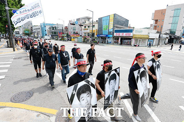 무기한 전면파업에 돌입한 한국마사회 렛츠런파크 부산·경남 말 관리사 노조는 29일 농림식품부와 면담하는 것으로 전해졌다. 사진은 지난 25일 상경 시위를 하며 광화문에서 청와대로 이동 중인 노조의 모습. /이선화 기자