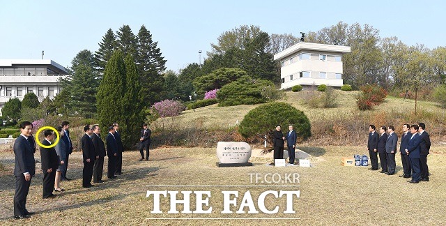 김창선(원 안) 북한 국무위원회 부장이 28일 북미 정상회담 개최지인 싱가포르에 도착했다. 사진은 지난달 27일 오후 문재인 대통령과 김정은 국무위원장이 함께 남측 군사분계선 인근 ‘소떼 길’에 소나무를 공동 식수 하고 있는 모습. /한국공동사진기자단