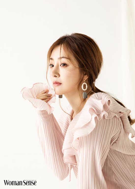 배우 오나라가 20대 초반에 만났던 남자친구와 20년 째 연애하고 있다고 밝혔다./우먼센스 제공