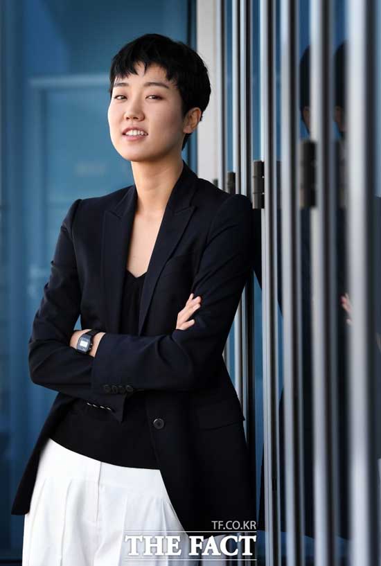 드라마 라이브와 영화 독전에 출연한 이주영이 더팩트와 인터뷰 전 포즈를 취하고 있다. 이주영은 바쁜 일상에 고마움을 느낀다며 미소지었다. /임영무 기자