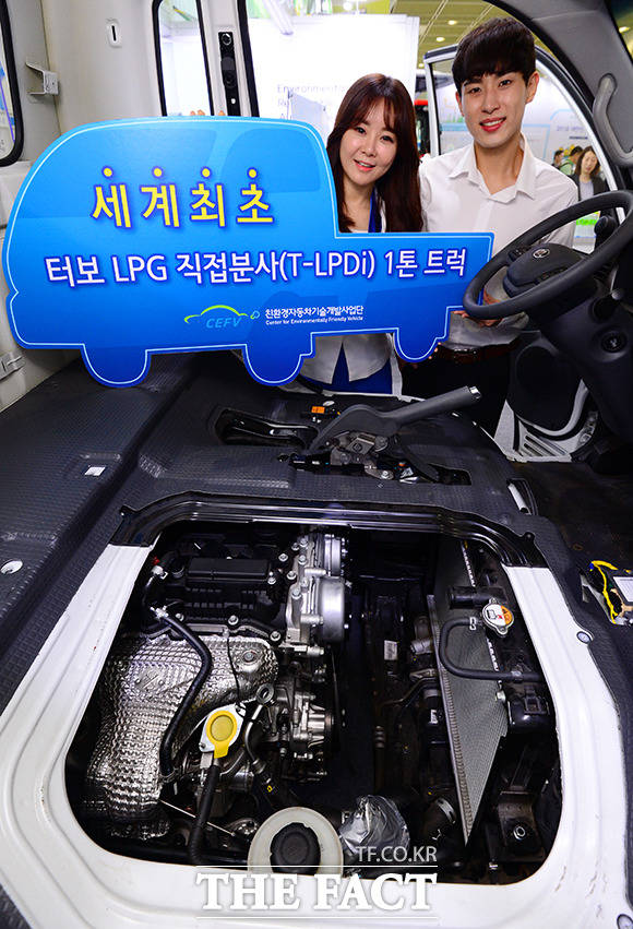 친환경자동차기술개발사업단이 30일 오전 서울 강남구 코엑스에서 열린 국제환경산업기술&그린에너지전에서 친환경 LPG직분사(LPDi) 엔진을 탑재한 1톤 트럭을 국내 최초로 선보이고 있다. /남용희 기자