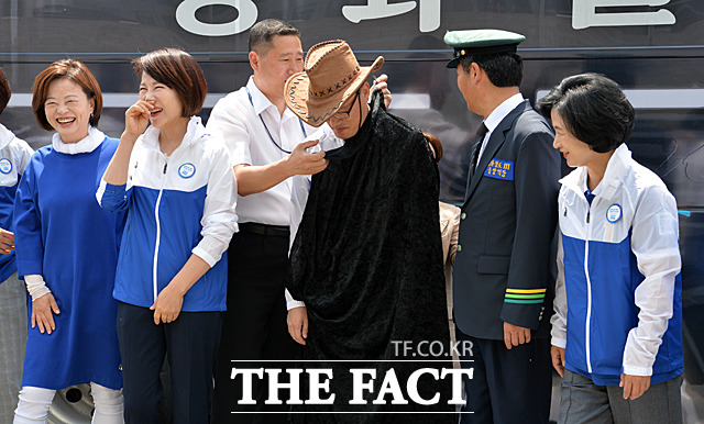 박주민 의원이 모자를 쓰고 검은색 망토를 두르고 있습니다.